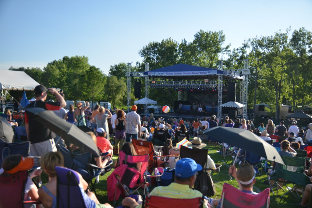 Crowd at Hudson Gardens concert