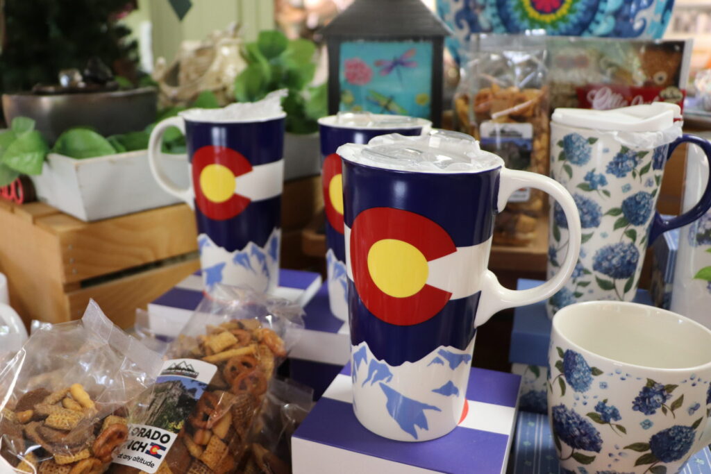 Display of tall mugs with the Colorado state flag
